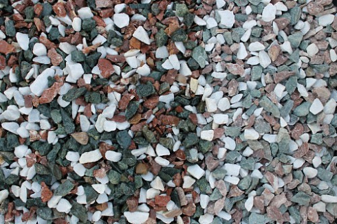 Kamenclub.ru: Мраморная крошка (щебень крошка микс: белый-зеленый-розовый) фр. 10-20 мм.  купить в Новороссийске мрамор белый, зеленый, розовый декоративный ландшафтный колотый щебень 12000 руб/т   фото КАМЕНЬ КЛУБ