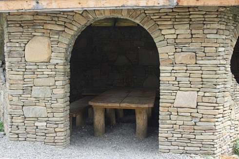 Kamenclub.ru: Песчаник для строительства и кладки блочный (фр 100-200 мм)  купить в Новороссийске песчаник бежевый серый рыжий валун мелкий для строительства песчаник 6500 руб/т   фото КАМЕНЬ КЛУБ