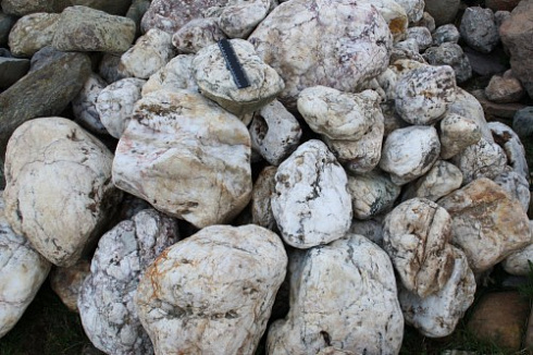 Kamenclub.ru: Кварцевый валунчик фр.100-300 мм.  купить в Новороссийске кварц белый, бежевый молочный рыжий крупный природный камень галечник 7850 руб/т   фото КАМЕНЬ КЛУБ