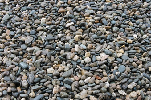 Kamenclub.ru: Галька горная речная окат (цветная) фр. 20-40 мм. купить  в Новороссийске галька речная серый синий бежевый белый окатанная речная галька ландшафтная 6800 руб/т   фото КАМЕНЬ КЛУБ
