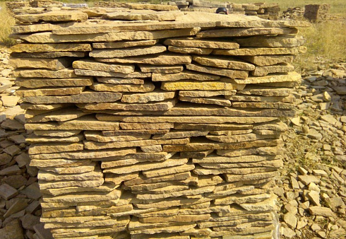 Kamenclub.ru: Песчаник пластушка желтый с разводом под дерево (2 см)  купить в Новороссийске плитняк желтый с разводами, желтый, рыжий, серый песчаник пластушка рваная ландшафтная 11 000 руб/м3   фото КАМЕНЬ КЛУБ