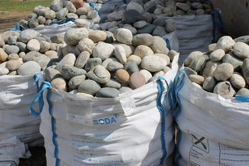 Kamenclub.ru: Речной валун (Ассорти) фр.100-300 мм.  купить в Новороссийске галечник серый, темно-серый, светло-серый речная галька крупных размеров 4200 руб/т   фото КАМЕНЬ КЛУБ