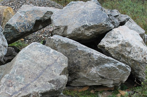 Kamenclub.ru: Змеевик скальник фр. 500-1500 мм.  купить в Новороссийске змеевик зеленый серый черный глыба скальная колотая 7500 руб/т   фото КАМЕНЬ КЛУБ