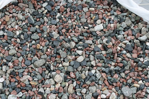 Kamenclub.ru: Мраморная крошка (щебень галтованный микс:: серый-зеленый-розовый) фр.10-20 мм.  купить в Новороссийске мрамор серый, зеленый, розовый щебень окатанный округлый декоративный ландшафтный 15500 руб/т   фото КАМЕНЬ КЛУБ