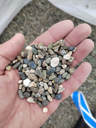 Kamenclub.ru: Галька речная окат (серая) фр.5-10 мм купить  в Новороссийске галька речная серая, серый, темно-серый, светло-серый, коричневый речная окатанная галька декоративная ландшатфная 5000 руб/т   фото КАМЕНЬ КЛУБ