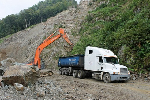 Kamenclub.ru: Гранит скальник (серо-зеленый) фр. 500-1500 мм.  купить в Новороссийске гранит мрамор  серый зеленый темно-серый глыба скальная колотая ландшафтная 7 500 руб/т   фото КАМЕНЬ КЛУБ