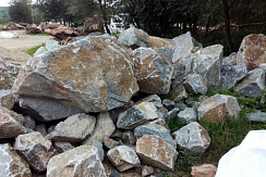 Kamenclub.ru: Гранит скальник (серо-зеленый) фр. 500-1500 мм.  купить в Новороссийске гранит мрамор  серый зеленый темно-серый глыба скальная колотая ландшафтная 7 500 руб/т   фото КАМЕНЬ КЛУБ