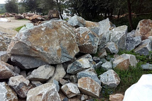 Kamenclub.ru: Гранит скальник (серо-зеленый) фр. 500-1500 мм.  купить в Новороссийске гранит мрамор  серый зеленый темно-серый глыба скальная колотая ландшафтная 7 500 руб/т   фото КАМЕНЬ КЛУБ