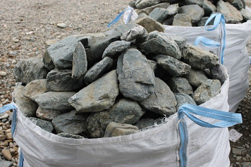 Kamenclub.ru: Гранит скальник (серо-зеленый) фр. 100-500 мм.  купить в Новороссийске гранит зеленый, серый, салатовый крупный ландшафтный валун 6 000 руб/т   фото КАМЕНЬ КЛУБ