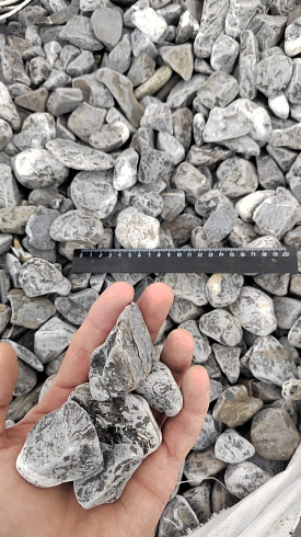 Kamenclub.ru: Щебень галтованный черный (мрамор) фр.40-70 мм.  купить в Новороссийске мрамор черный с белыми прожилками, черный, белый щебень галтованный округлый 13500 руб/т   фото КАМЕНЬ КЛУБ