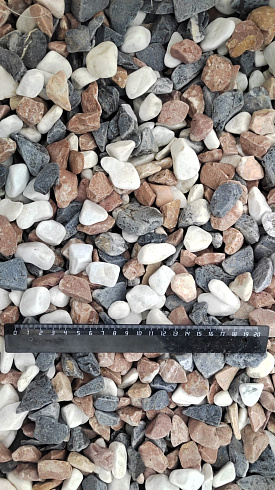 Kamenclub.ru: Мраморная крошка (щебень галтованный микс:белый-зеленый-розовый) фр.20-40 мм.  купить в Новороссийске мрамор белый, зеленый, розовый мрамор декоративный (галтовка) 15500 руб/т   фото КАМЕНЬ КЛУБ