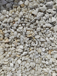 Kamenclub.ru: Мраморная крошка, щебень, цвет-белый, фр. 5-10 мм.  купить в Новороссийске мрамор белый, айвори, молочный мраморная каменная крошка ландшафтная 12000 руб/т   фото КАМЕНЬ КЛУБ