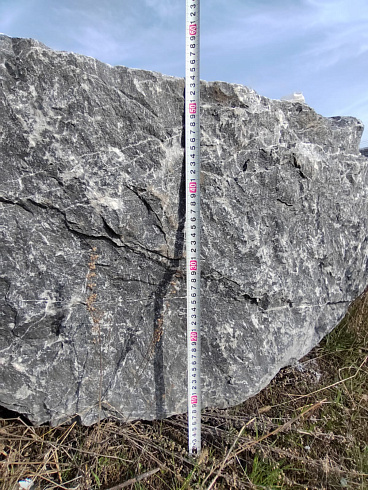 Kamenclub.ru: Черный мрамор скальник фр. 1000-1500 мм.  купить в Новороссийске мрамор черный белый серый крупный колотый валун ландшафтный 9000 руб/т   фото КАМЕНЬ КЛУБ