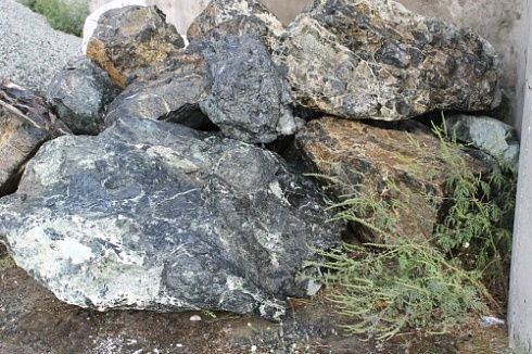 Kamenclub.ru: Змеевик скальник фр. 500-1500 мм.  купить в Новороссийске змеевик зеленый серый черный глыба скальная колотая 7500 руб/т   фото КАМЕНЬ КЛУБ