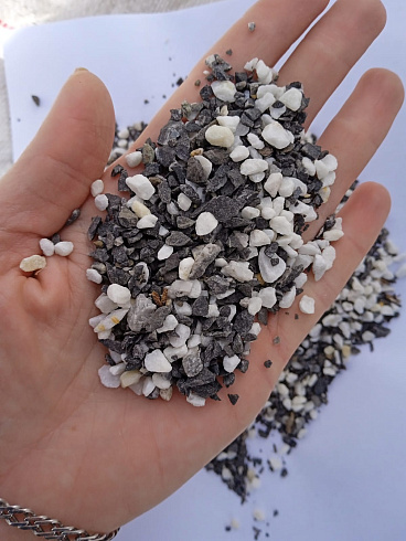 Kamenclub.ru: Мраморная крошка (щебень галтованный микс:белый-черный-розовый-медовый) фр.5-10 мм.  купить в Новороссийске мрамор белый, медовый, черный, розовый мраморный галтованный щебень декоративный ландшафтный 15500 руб/т   фото КАМЕНЬ КЛУБ