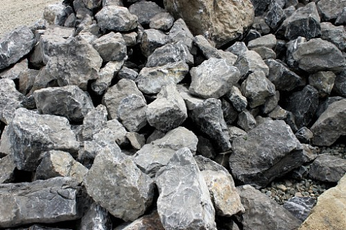 Kamenclub.ru: Черный мрамор скальник фр. 1000-1500 мм.  купить в Новороссийске мрамор черный белый серый крупный колотый валун ландшафтный 9000 руб/т   фото КАМЕНЬ КЛУБ