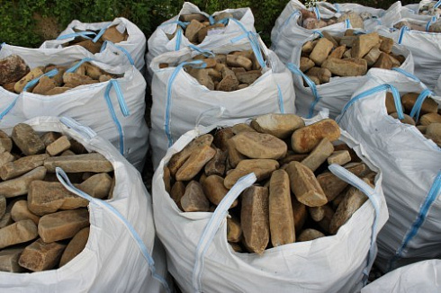 Kamenclub.ru: Песчаник для строительства и кладки блочный (фр 100-200 мм)  купить в Новороссийске песчаник бежевый серый рыжий валун мелкий для строительства песчаник 6500 руб/т   фото КАМЕНЬ КЛУБ