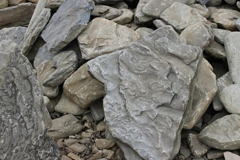 Kamenclub.ru: Песчаник декоративный ландшафтный (фр. 300-500 мм)  купить в Новороссийске песчаник желтый рыжий серый зеленый валун речной окатанный природный песчаника 4 500 руб/т   фото КАМЕНЬ КЛУБ