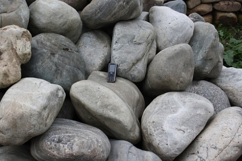 Kamenclub.ru: Речной валун Кабанчик фр.300-500 мм.  купить в Новороссийске крупный природный камень галька серый, темно-серый речной валун галечник масштабный 7000 руб/т   фото КАМЕНЬ КЛУБ