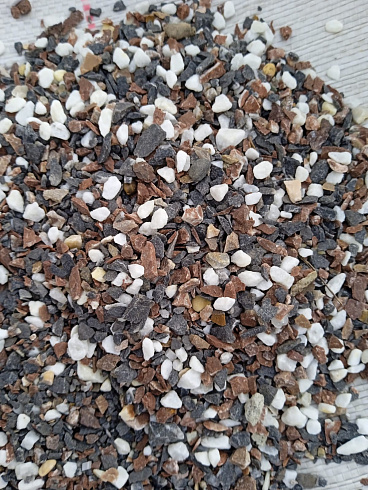 Kamenclub.ru: Мраморная крошка (щебень крошка микс : белый-черный-розовый) фр. 5-10 мм.  купить в Новороссийске мрамор белый, черный, розовый, разноцветный микс декоративная мраморная каменная крошка 12000 руб/т   фото КАМЕНЬ КЛУБ