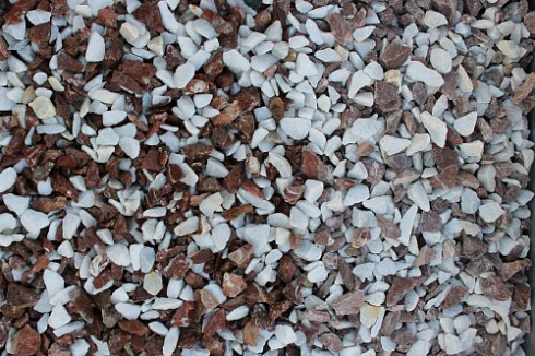 Kamenclub.ru: Мраморная крошка (щебень крошка микс: белый-розовый) фр. 10-20 мм.  купить в Новороссийске мрамор белый, розовый каменный декоративный ландшафтный щебень 12000 руб/т   фото КАМЕНЬ КЛУБ